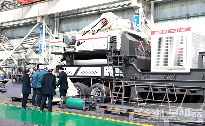 用戶來(lái)紅星機(jī)器考察柴油破碎機(jī) 用戶來(lái)紅星機(jī)器考察柴油破碎機(jī)