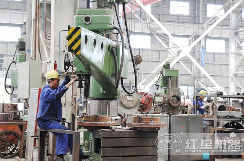 紅星生產工人正在精細化生產造沙機 紅星生產工人正在精細化生產造沙機