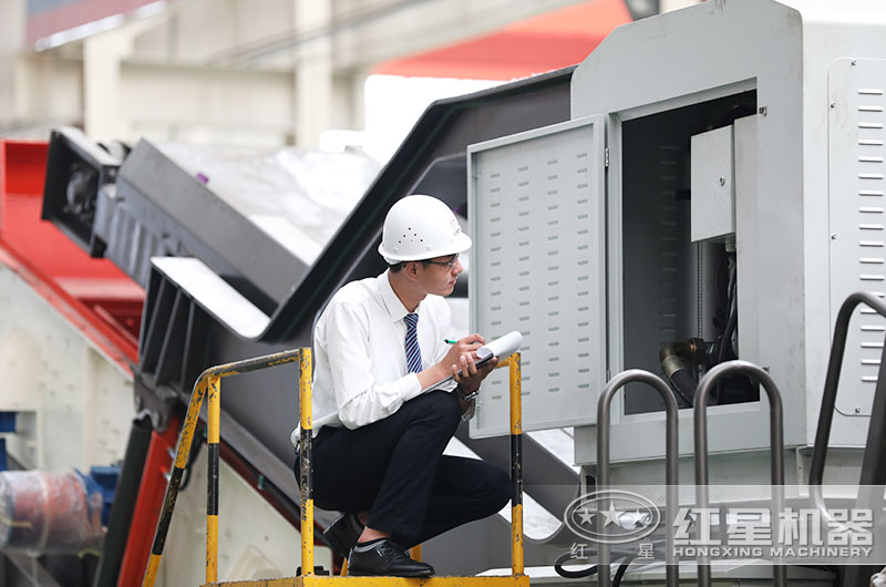 紅星技術經理在認真的核對設備數據 紅星技術經理在認真的核對設備數據