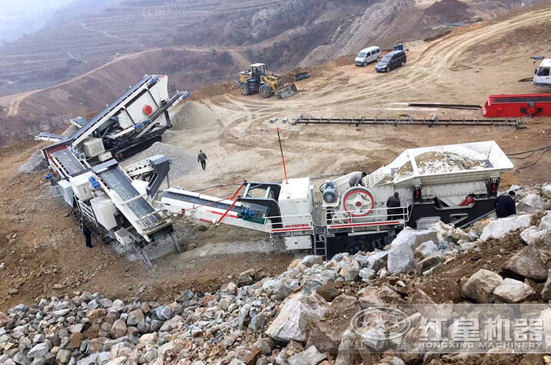 三臺履帶移動碎石加工生產線設備生產石子現場 三臺履帶移動碎石加工生產線設備生產石子現場