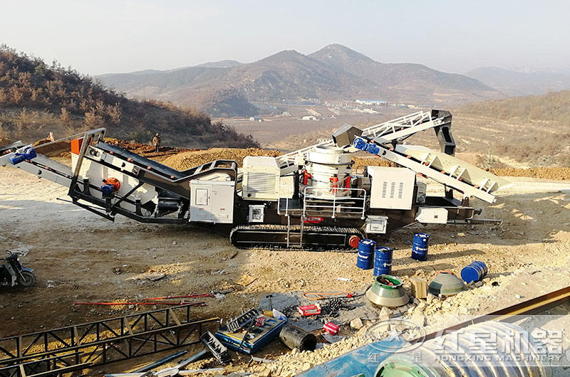 履帶移動(dòng)式石子破碎機(jī)怎么樣？紅星帶您走進(jìn)山東煙臺(tái)碎石現(xiàn)場(chǎng)親身體驗(yàn)