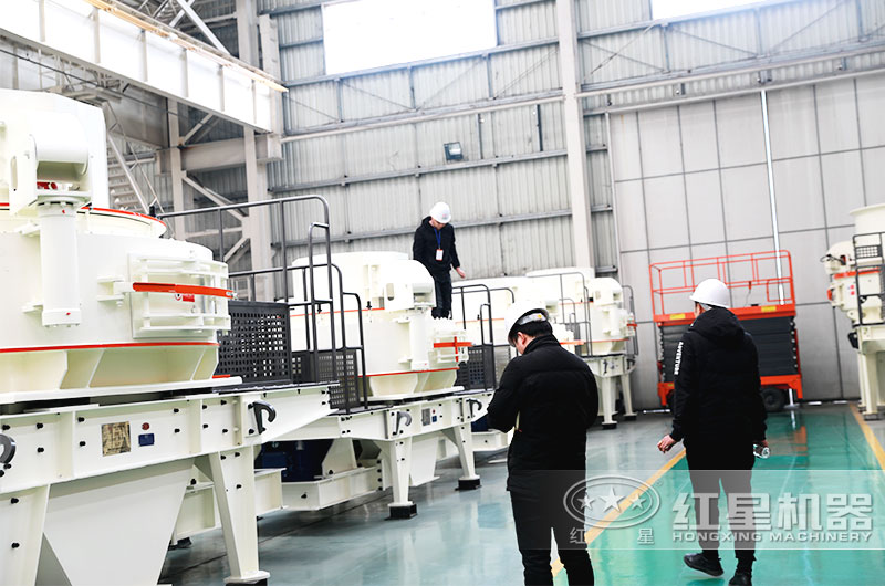 用戶在廠區(qū)考察石子打沙機 用戶在廠區(qū)考察石子打沙機