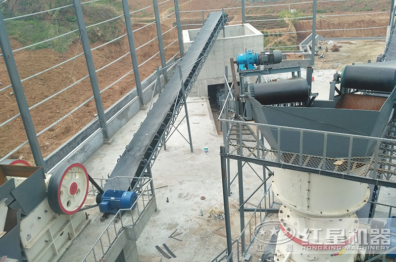 鄂式破碎機與圓錐破碎機組成的碎石生產線已經安裝好 鄂式破碎機與圓錐破碎機組成的碎石生產線已經安裝好