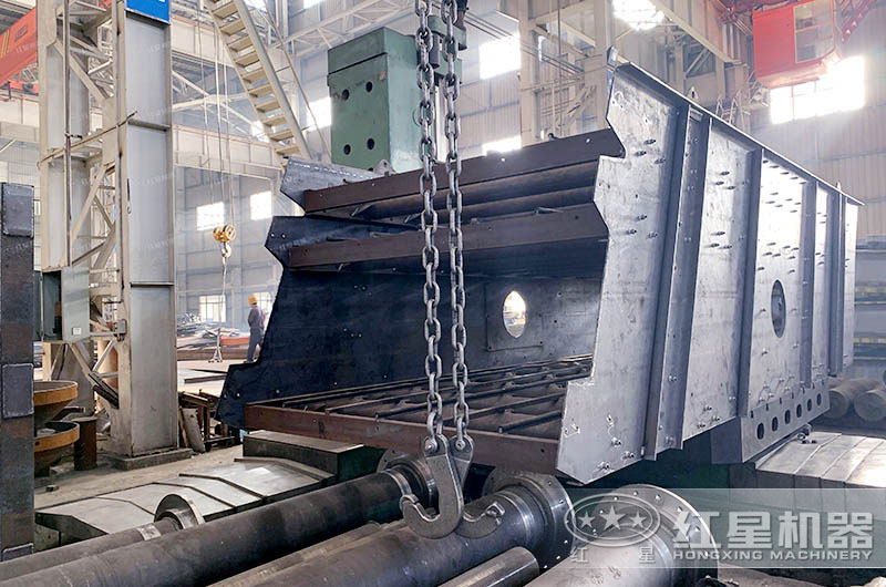 移動篩沙機(jī)中配置的篩分機(jī)紅星機(jī)器生產(chǎn)車間 移動篩沙機(jī)中配置的篩分機(jī)紅星機(jī)器生產(chǎn)車間