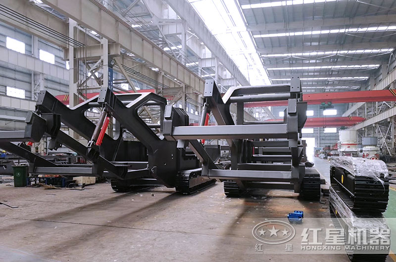 履帶式移動粉石子機生產(chǎn)車間 履帶式移動粉石子機生產(chǎn)車間