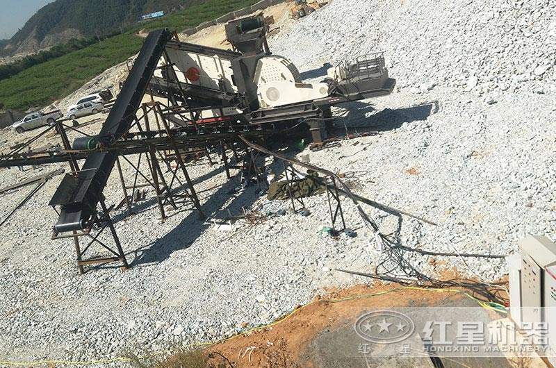 調節好轉速的移動錘式破碎機生產現場 調節好轉速的移動錘式破碎機生產現場