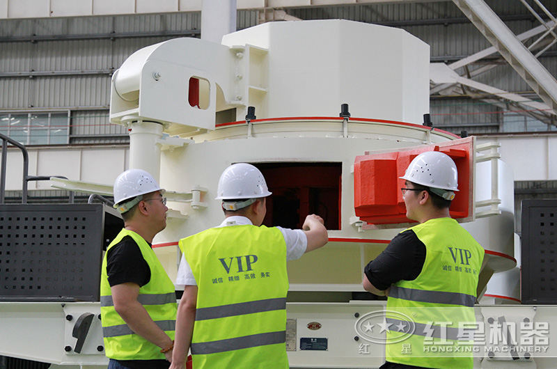 紅星技術經理認真為來廠用戶講解石子變沙子機器的相關問題 紅星技術經理認真為來廠用戶講解石子變沙子機器的相關問題