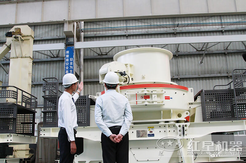 技術(shù)經(jīng)理陪同來(lái)廠用戶參觀考察設(shè)備 技術(shù)經(jīng)理陪同來(lái)廠用戶參觀考察設(shè)備