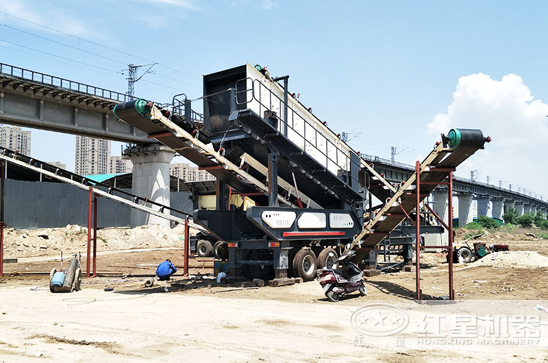 顎破移動碎石機作業現場 顎破移動碎石機作業現場