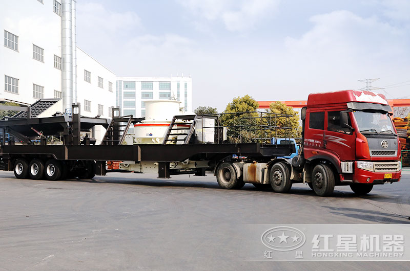 即將開往沙場處理石頭的移動粉砂機 即將開往沙場處理石頭的移動粉砂機