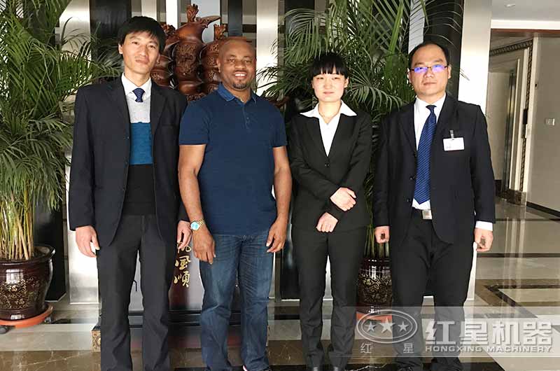 國外用戶來廠考察破碎混凝的移動設備合影留念 國外用戶來廠考察破碎混凝的移動設備合影留念