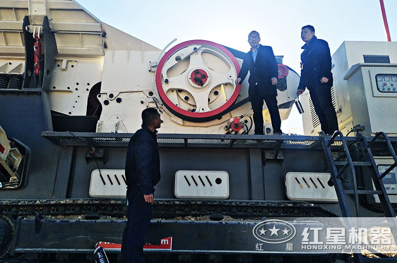 大型履帶建筑垃圾回收破碎機設(shè)備已經(jīng)到達(dá)破碎現(xiàn)場 大型履帶建筑垃圾回收破碎機設(shè)備已經(jīng)到達(dá)破碎現(xiàn)場