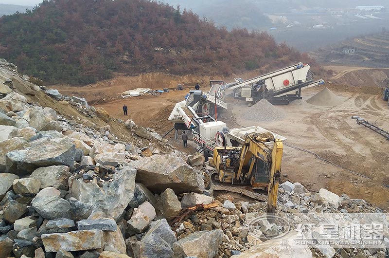 大型履帶移動式碎石機生產現場 大型履帶移動式碎石機生產現場