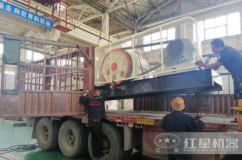 對輥破碎機裝車發貨 對輥破碎機裝車發貨