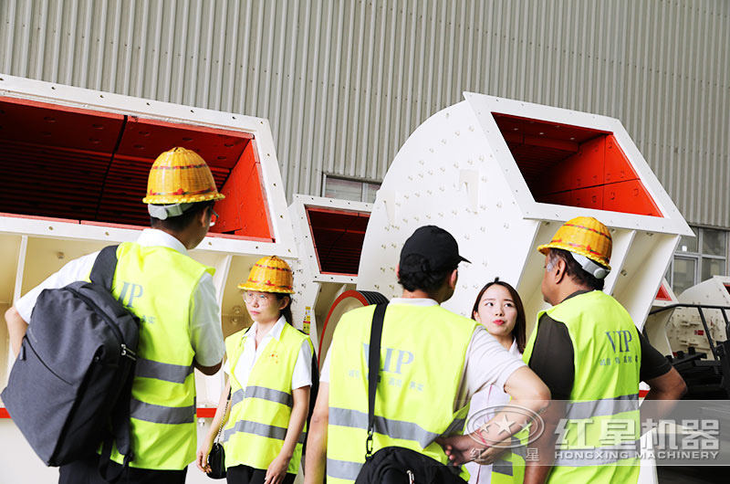 河北用戶來廠參觀考察煤矸石破碎機(jī) 河北用戶來廠參觀考察煤矸石破碎機(jī)