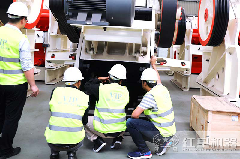 技術經理在為來廠考察用戶講解鄂破機作業原理 技術經理在為來廠考察用戶講解鄂破機作業原理