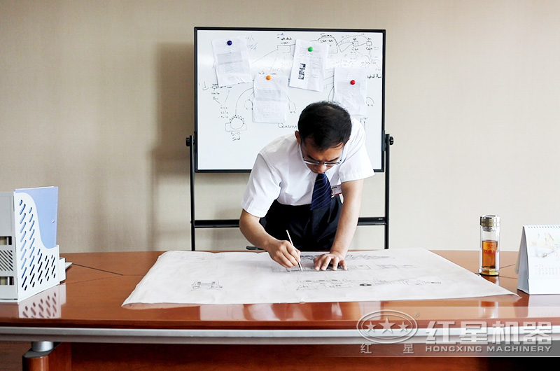 紅星技術經理在認真為用戶設計時產一二百噸石子生產方案 紅星技術經理在認真為用戶設計時產一二百噸石子生產方案