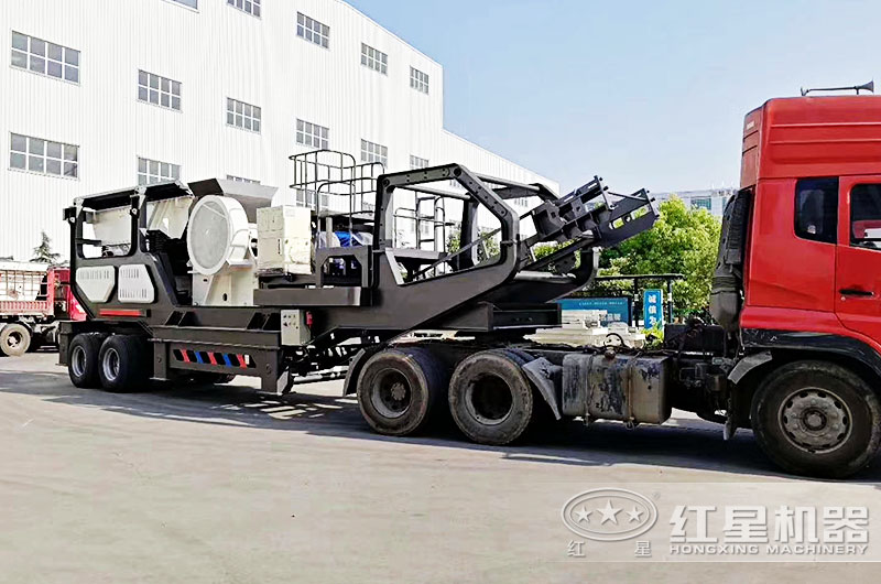 時產400噸移動青石打石機運往破碎場地 時產400噸移動青石打石機運往破碎場地