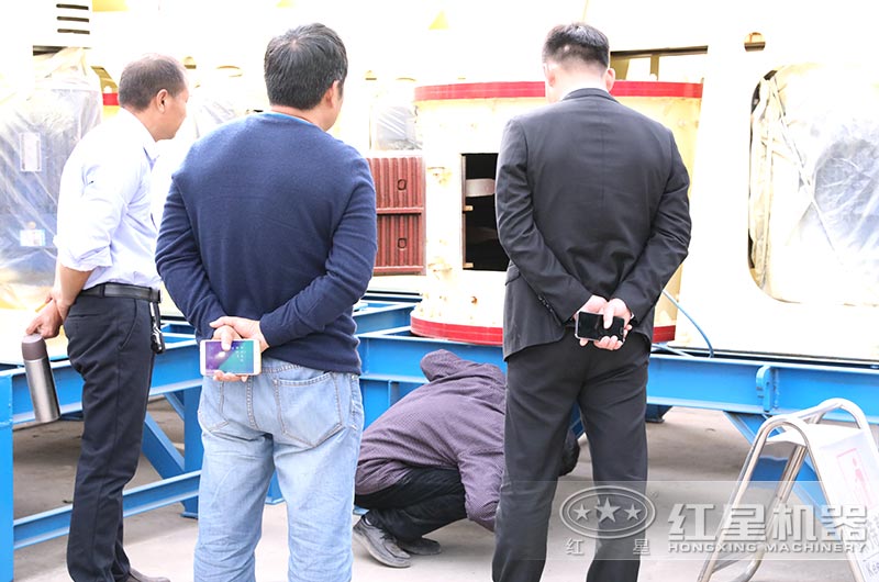 用戶(hù)來(lái)廠認(rèn)真考察復(fù)合式圓錐破碎機(jī) 用戶(hù)來(lái)廠認(rèn)真考察復(fù)合式圓錐破碎機(jī)