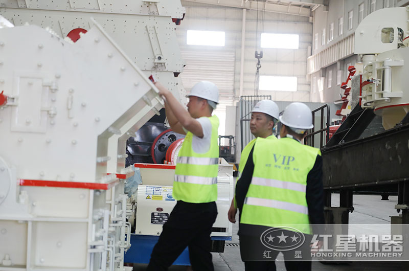 用戶來廠認(rèn)真考察打砂設(shè)備 用戶來廠認(rèn)真考察打砂設(shè)備