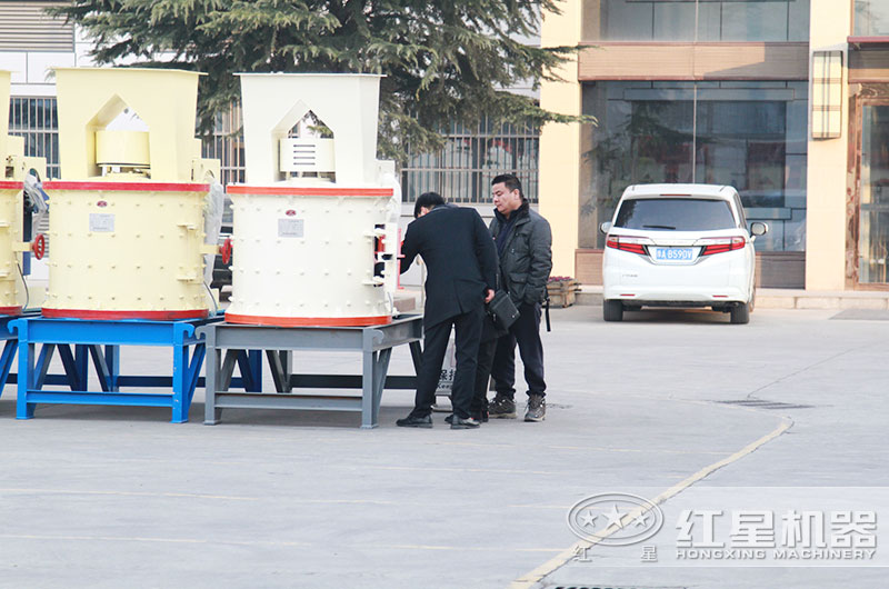 技術(shù)經(jīng)理在耐心為用戶講解復合式破碎機控制出料細度 技術(shù)經(jīng)理在耐心為用戶講解復合式破碎機控制出料細度