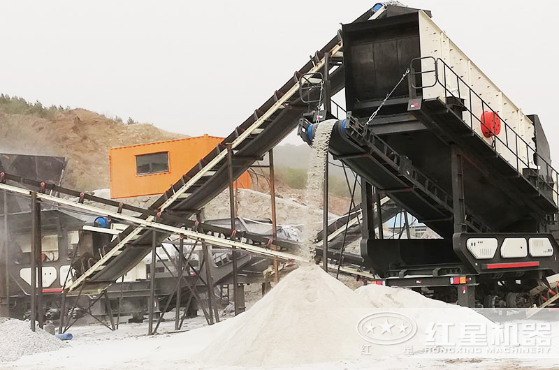 運行中的破碎機出料現場 運行中的破碎機出料現場