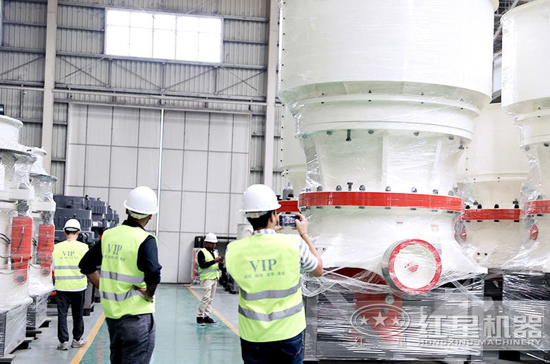 來廠考察做石子設備的客戶拍照留念 來廠考察做石子設備的客戶拍照留念