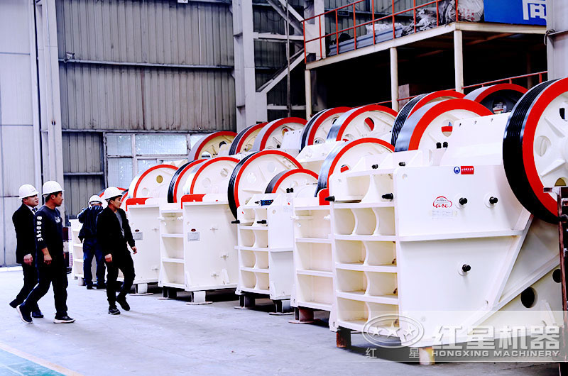 用戶來廠參觀不同規格的細鄂式破碎機 用戶來廠參觀不同規格的細鄂式破碎機