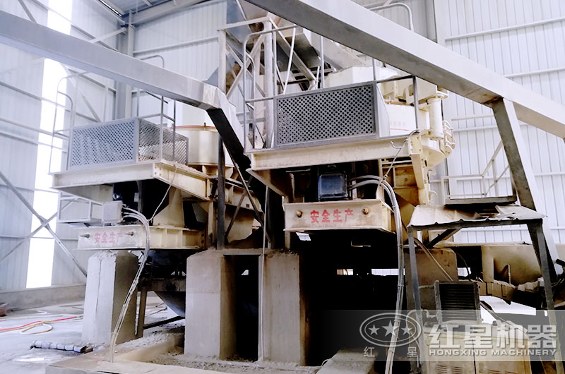 大規(guī)模石頭粉碎成砂生產現(xiàn)場 大規(guī)模石頭粉碎成砂生產現(xiàn)場