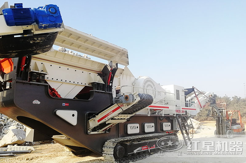 已經(jīng)開到現(xiàn)場(chǎng)的油電兩用破碎站 已經(jīng)開到現(xiàn)場(chǎng)的油電兩用破碎站