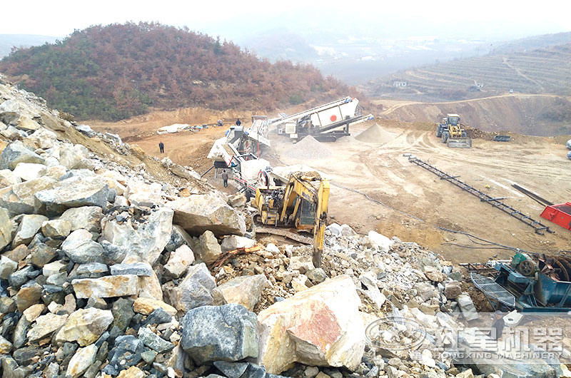 山東煙臺履帶移動式破碎機三機聯合作業生產現場 山東煙臺履帶移動式破碎機三機聯合作業生產現場