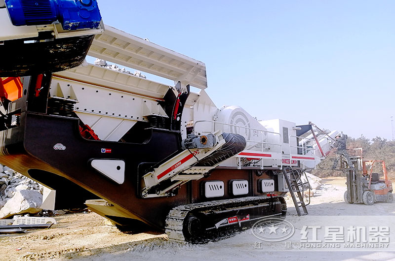 移動履帶碎石機已經(jīng)開到破碎現(xiàn)場 移動履帶碎石機已經(jīng)開到破碎現(xiàn)場