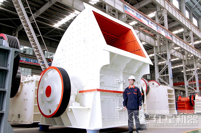 兩人多高的大型重錘式破碎機 兩人多高的大型重錘式破碎機