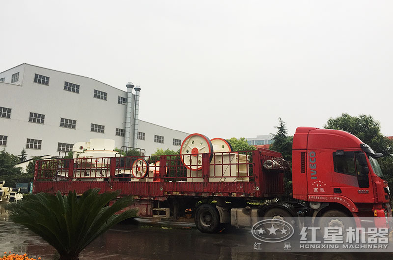 又一套砂石料生產(chǎn)設(shè)備裝車以待發(fā)貨 又一套砂石料生產(chǎn)設(shè)備裝車以待發(fā)貨