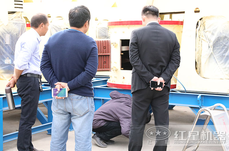 客戶來(lái)廠考察立軸復(fù)合破制砂機(jī) 客戶來(lái)廠考察立軸復(fù)合破制砂機(jī)