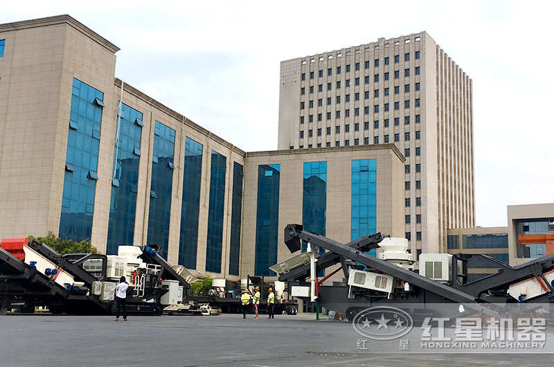 河北滄州用戶來廠考察選購移動石頭破碎機 河北滄州用戶來廠考察選購移動石頭破碎機