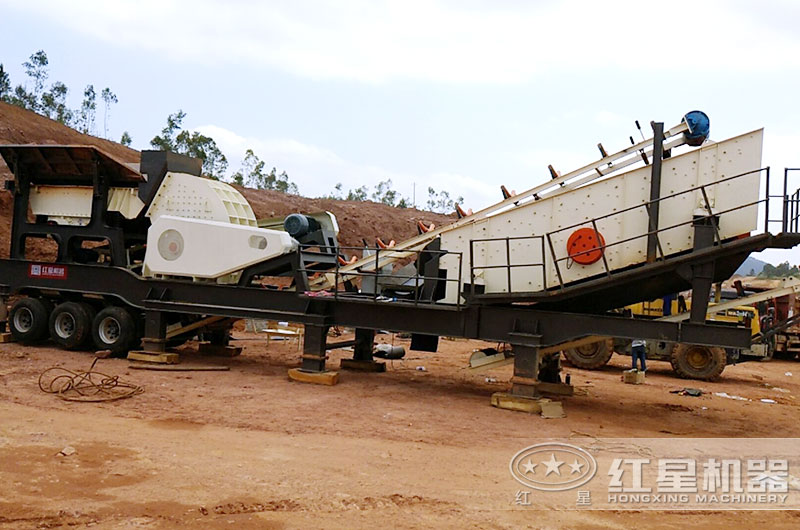 一次成型移動錘式砂石機生產(chǎn)現(xiàn)場 一次成型移動錘式砂石機生產(chǎn)現(xiàn)場