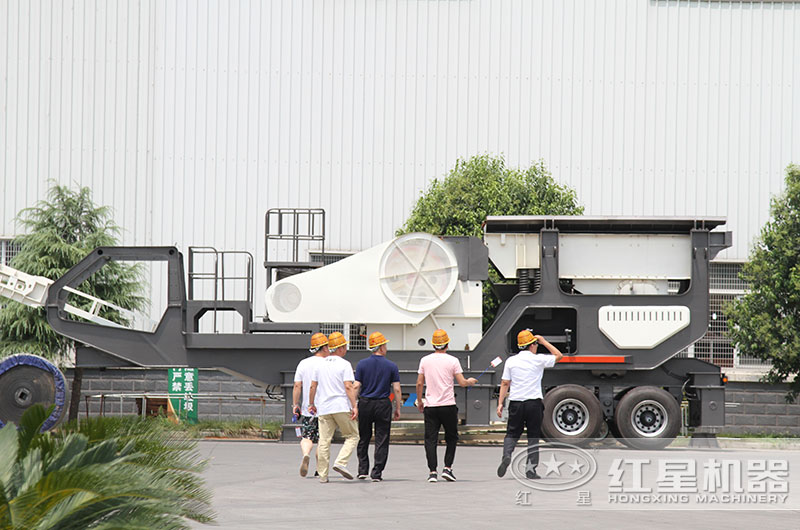 山東客戶來廠考察移動碎石機 山東客戶來廠考察移動碎石機