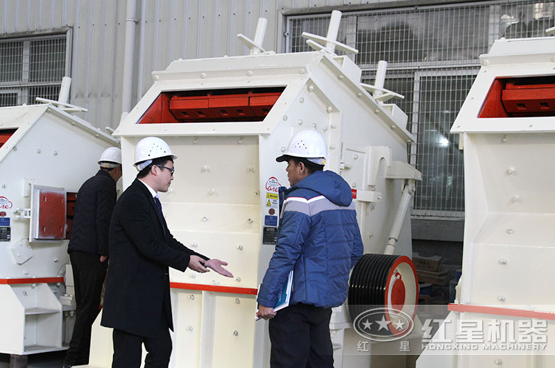 客戶(hù)來(lái)廠考察硬巖反擊破設(shè)備 客戶(hù)來(lái)廠考察硬巖反擊破設(shè)備