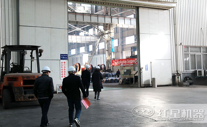 客戶來廠參觀移動式制砂生產線 客戶來廠參觀移動式制砂生產線