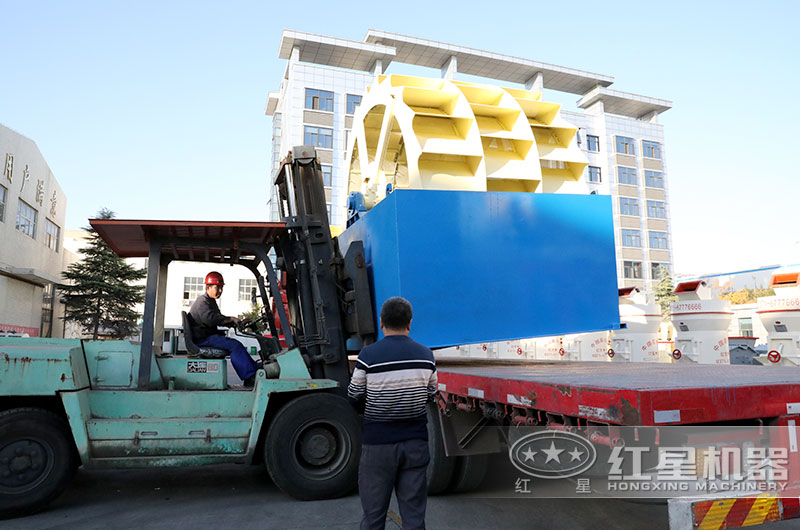 客戶輪式洗砂機(jī)裝車(chē)發(fā)貨現(xiàn)場(chǎng) 客戶輪式洗砂機(jī)裝車(chē)發(fā)貨現(xiàn)場(chǎng)