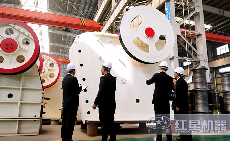 客戶來廠參觀大型顎式破碎機 客戶來廠參觀大型顎式破碎機