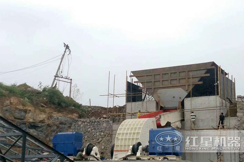 時產300噸的重錘式破碎機安裝現場 時產300噸的重錘式破碎機安裝現場