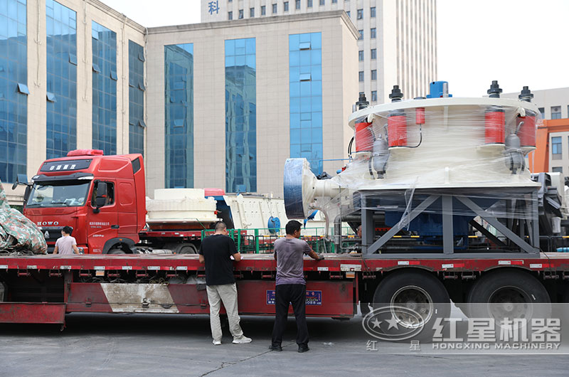 客戶訂購的圓錐破碎機(jī)裝車現(xiàn)場 客戶訂購的圓錐破碎機(jī)裝車現(xiàn)場