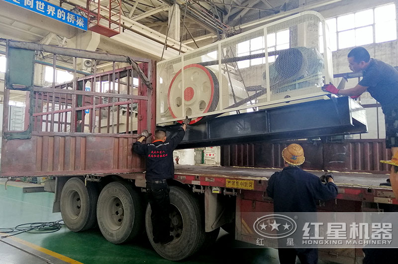 河南紅星對輥式制砂機又發貨啦! 河南紅星對輥式制砂機又發貨啦!