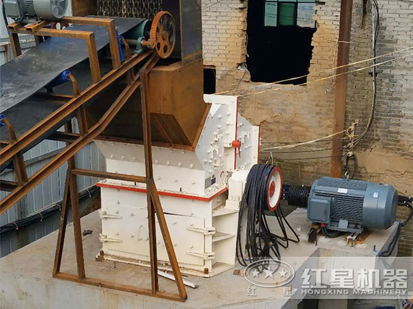 細(xì)碎制砂機(jī)作業(yè)現(xiàn)場(chǎng) 細(xì)碎制砂機(jī)作業(yè)現(xiàn)場(chǎng)