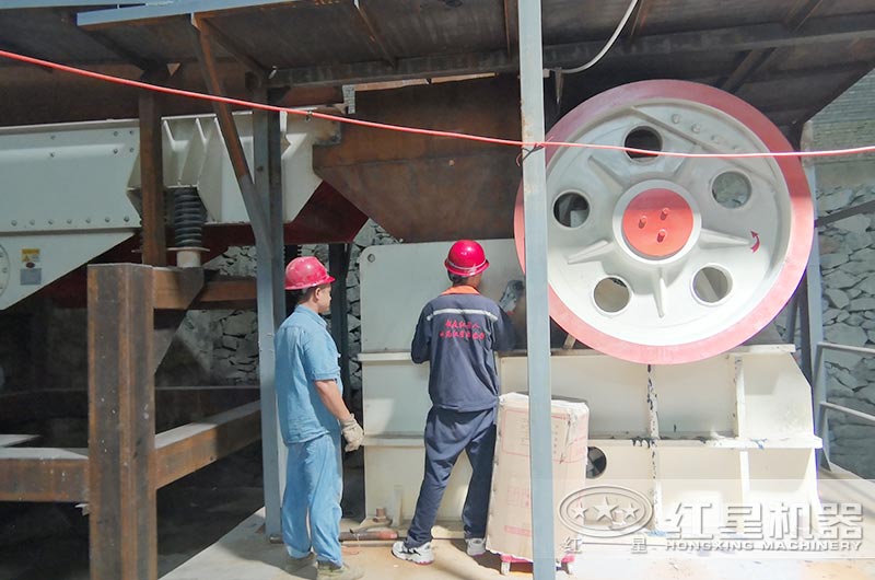 顎式破碎機安裝客戶現(xiàn)場 顎式破碎機安裝客戶現(xiàn)場