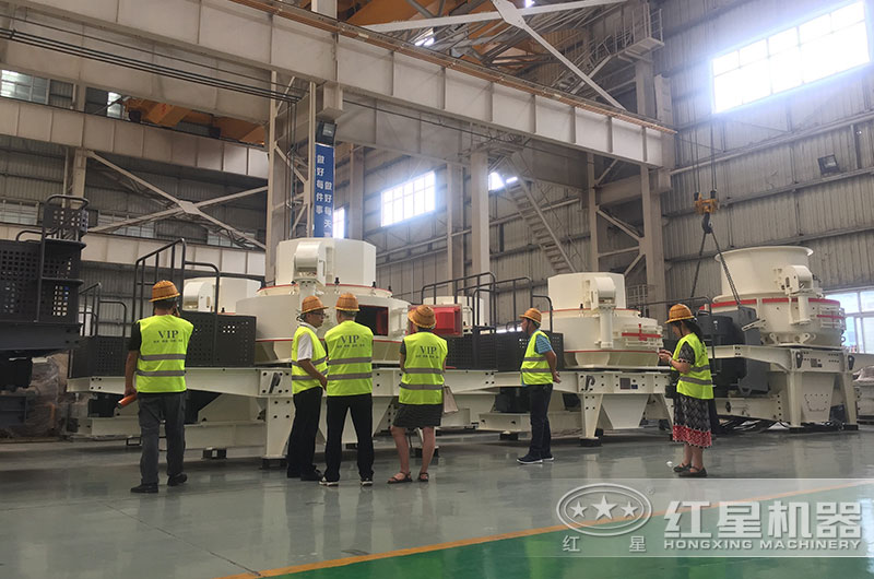 客戶來廠參觀制沙機設備 客戶來廠參觀制沙機設備